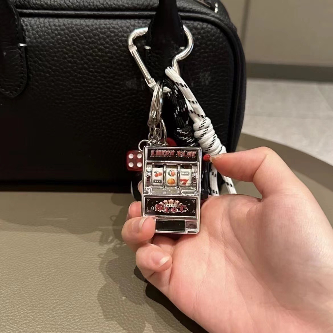 Portable Mini Fruit Slot Keych - Retro Gaming Keychain recensie en prijs